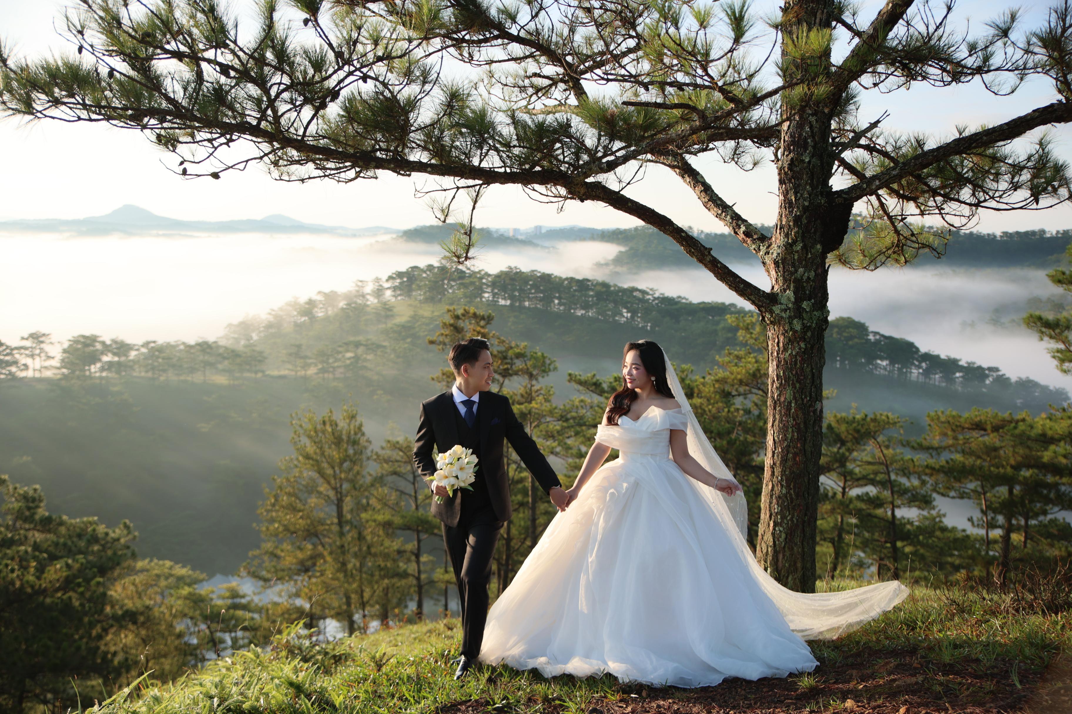 Hai Long and Tú Uyên in a pre-wedding portrait