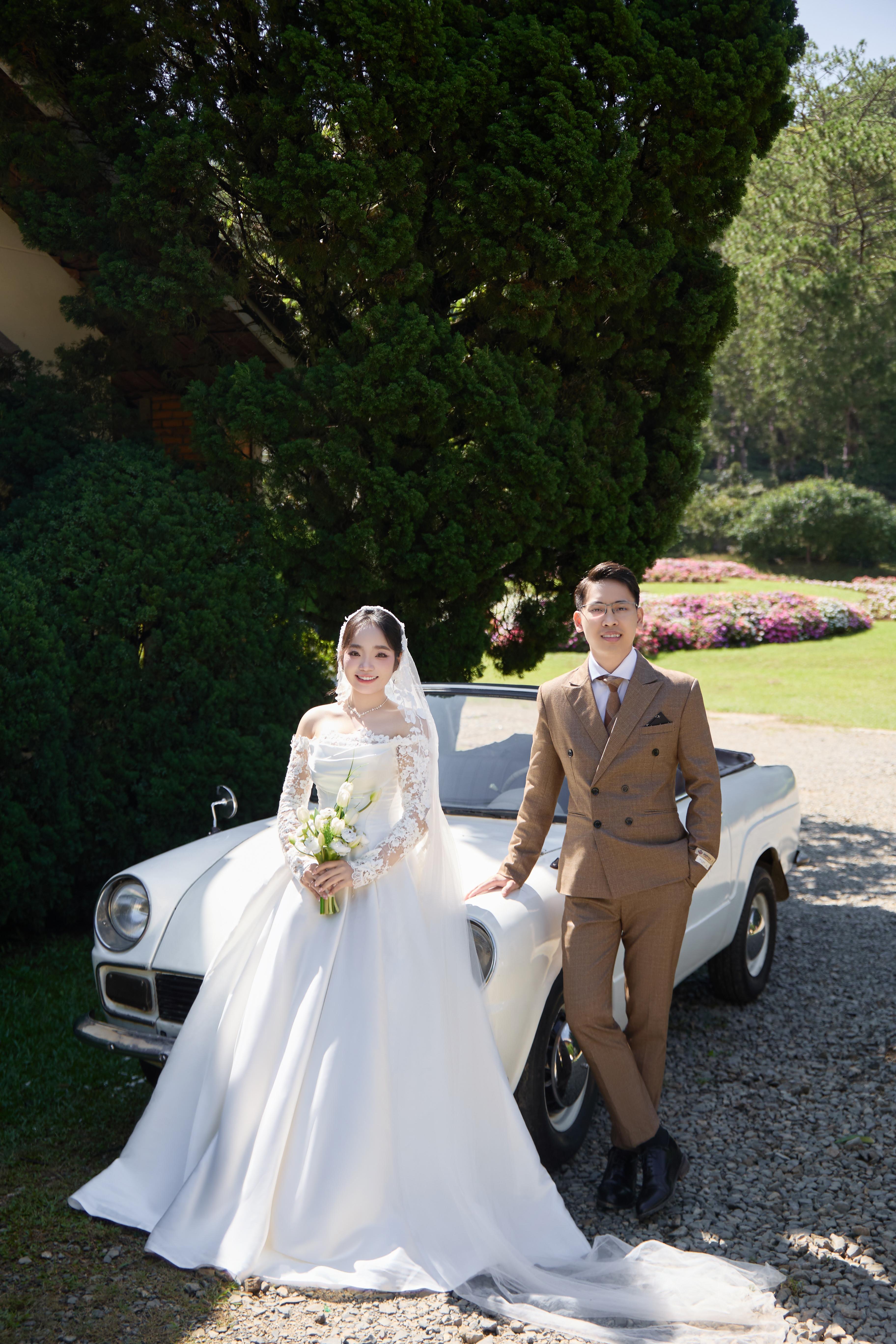 A joyful pre-wedding portrait of Hai Long and Tú Uyên