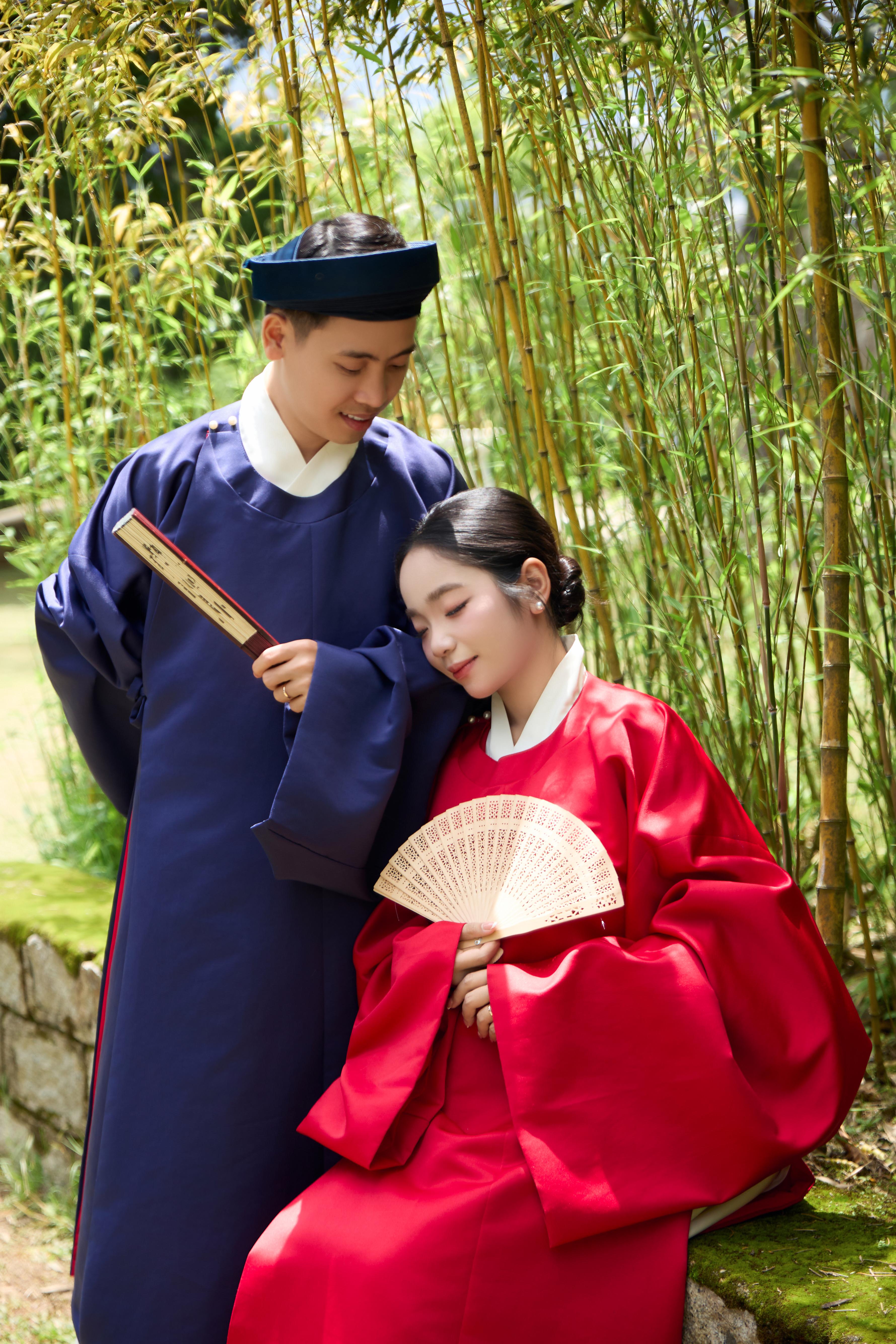 Hai Long and Tú Uyên celebrating together